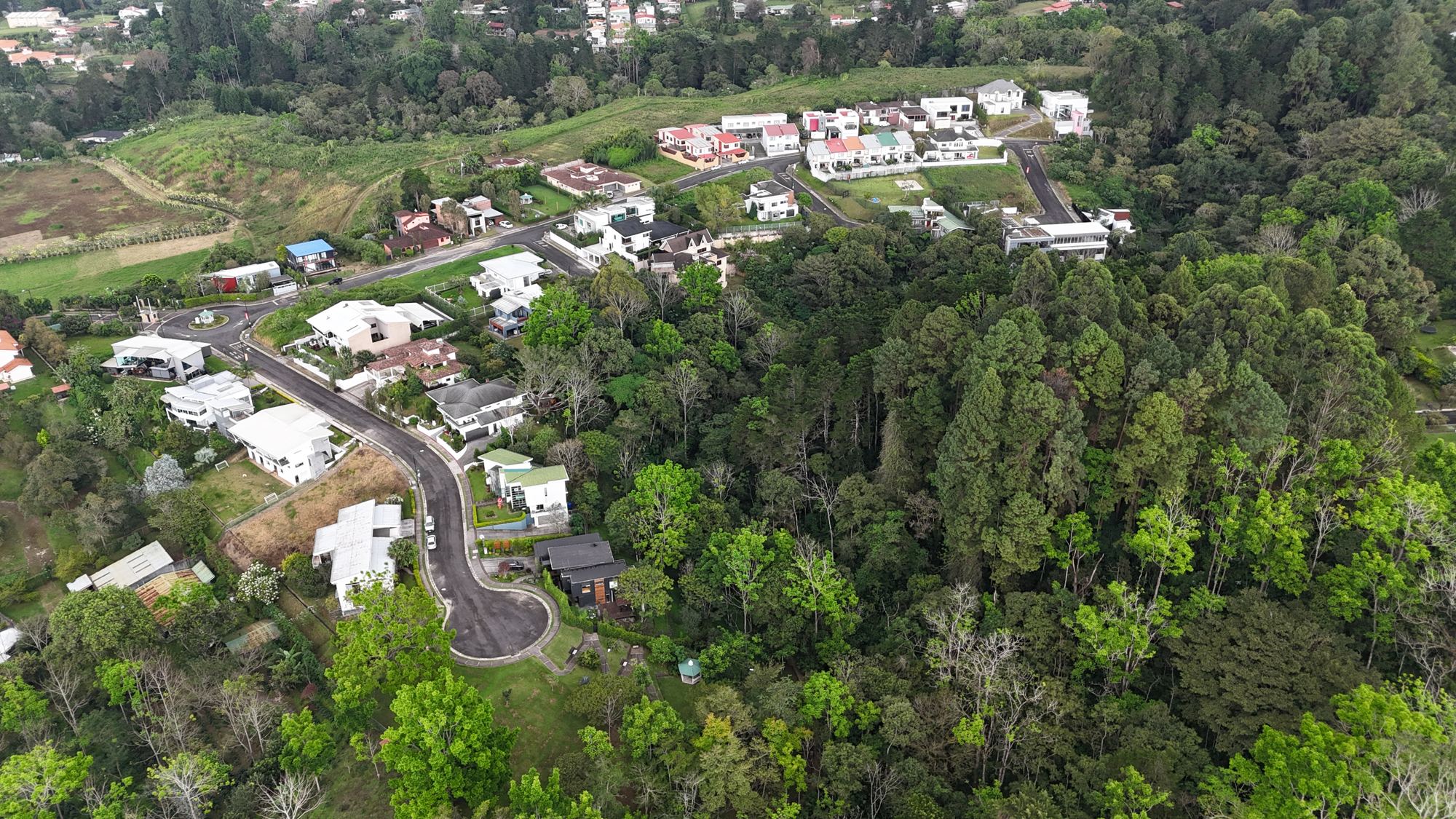 Vista aérea del residencial Verde Vista rodeado de bosque